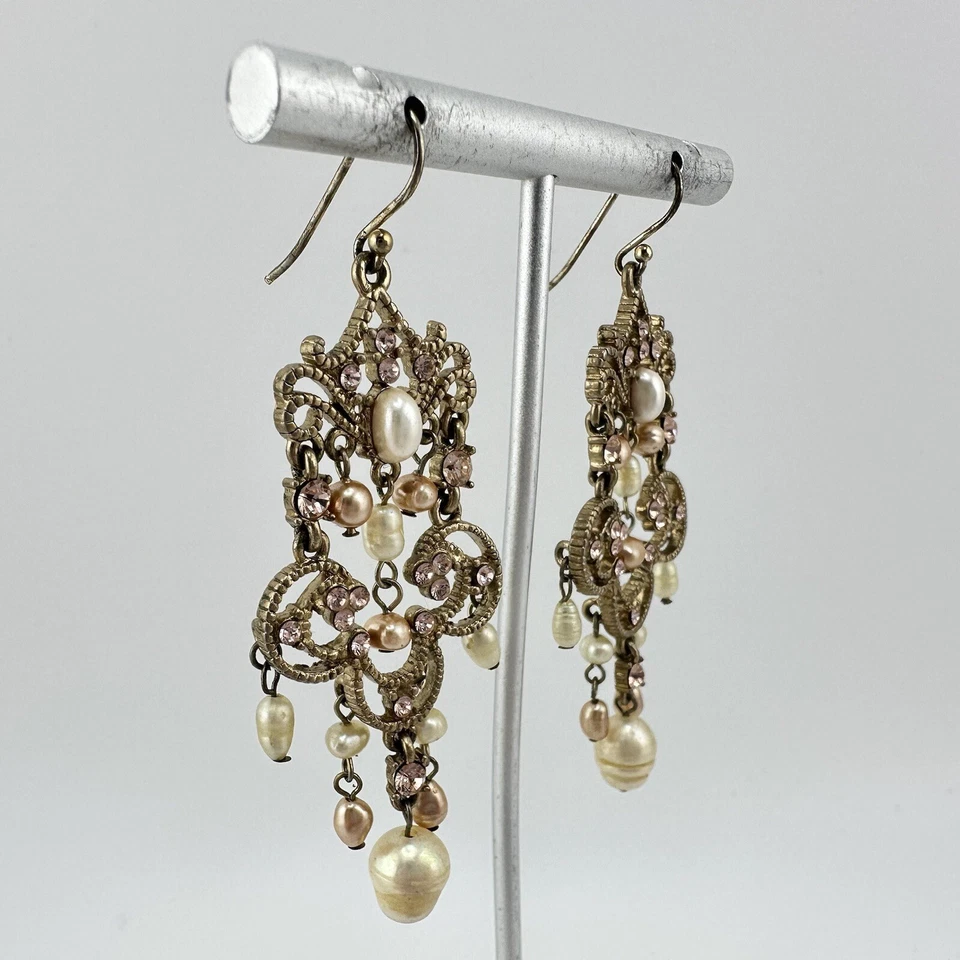 Liz Claiborne 淡水珍珠粉色水晶金色吊灯 2.5 英寸耳环 — 第 2/4 张图片