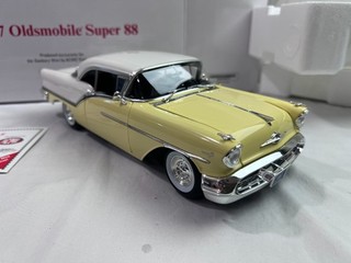 1/18 SCALE MODEL ACME Danbury Mint 1957 Oldsmobile Super 88 Yellow/white