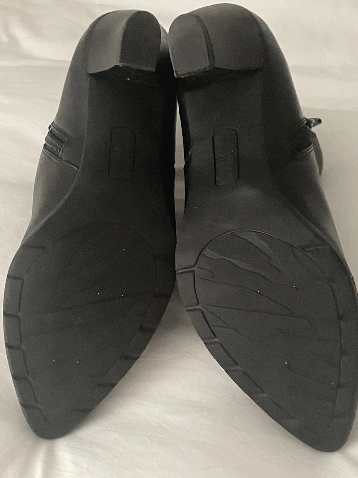 Botas Anne Klein de couro preto com zíper lateral tamanho 7,5 - Imagem 4 de 4