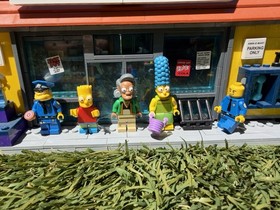 The Kwik-E-Mart 71016 Building Block Set Generic Brand Used Complete Instruction