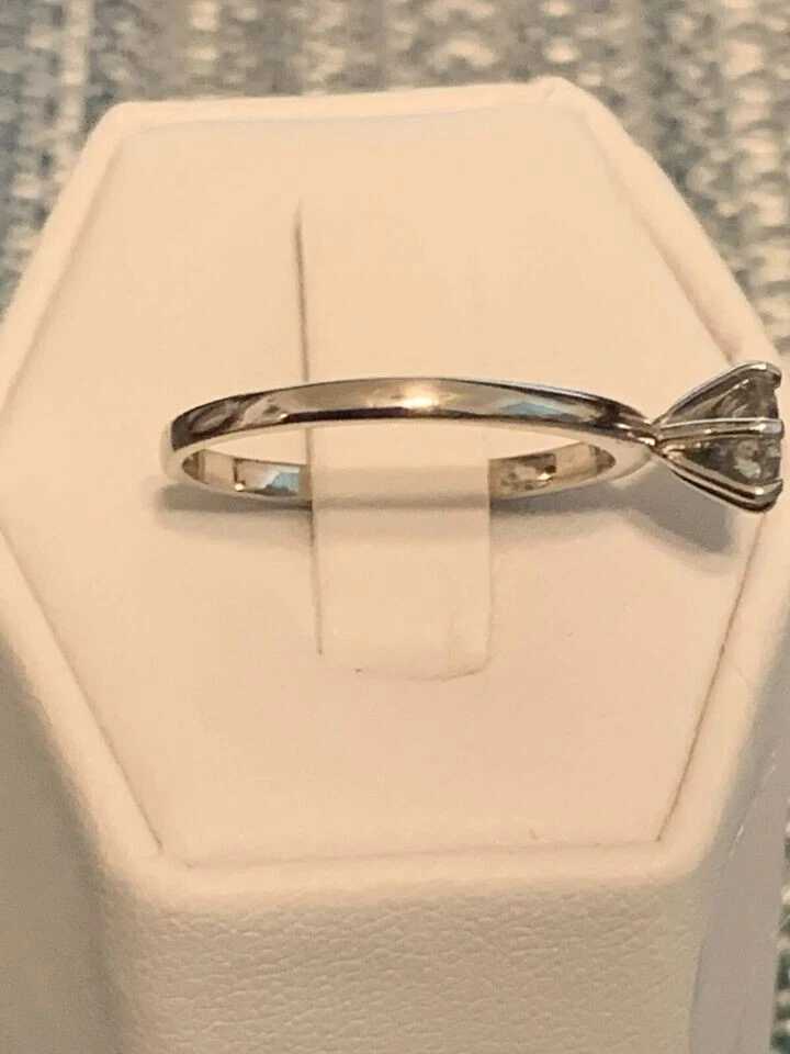 Anillo de compromiso solitario de diamantes con sal y pimienta genuinos de 0,52 quilates en peso sólido de 14 k Foto 2 de 4