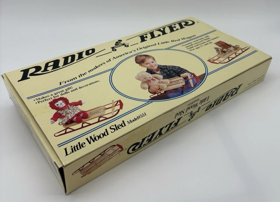Radio Flyer Pequeño Trineo de Madera Modelo 551 con Caja - Juguete Miniatura Decoración Vacacional Foto 2 de 4