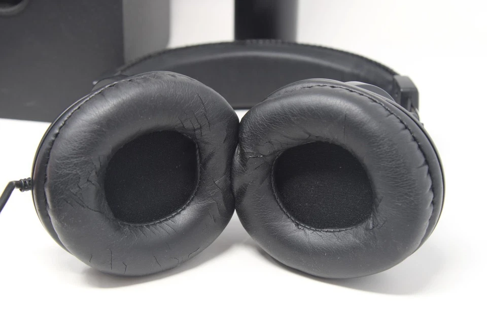 Focusrite Scarlett 2i2 3rd gen Studio Recording Kit (LP9024274) - Image 3 of 3