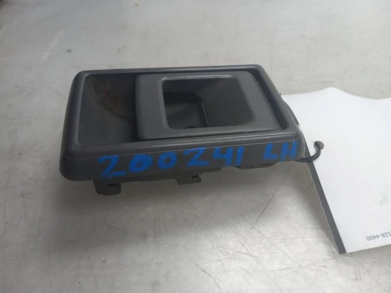 Toyota Pickup Deluxe 1989 lado del conductor manija de puerta interior delantera  Foto 2 de 4