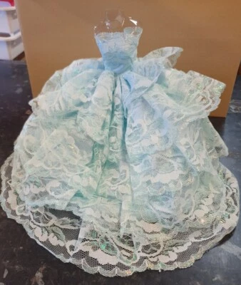 Mehrstufiges babyblau hergestellt für Modepuppe Hochzeit Ballkleid Kleid Boa UK-Verkäufer