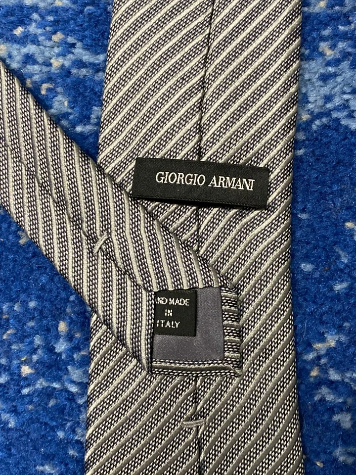 Corbata de seda hecha a mano Giorgio Armani gris plata azul negro rayas sesgadas Italia Foto 4 de 4