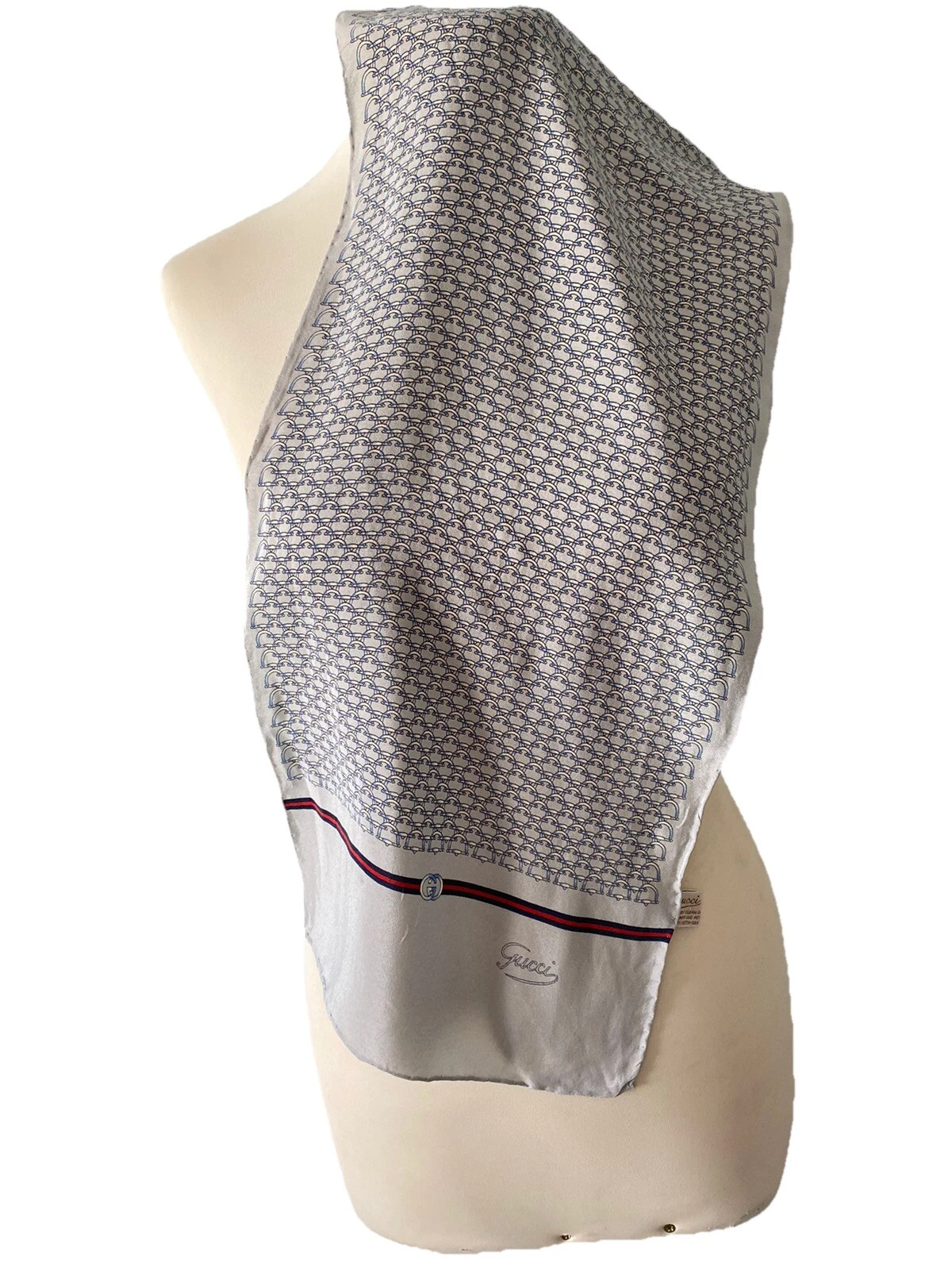 S23# Foulard vintage Gucci rectangle soie grise 58/10. Pouce a tache
