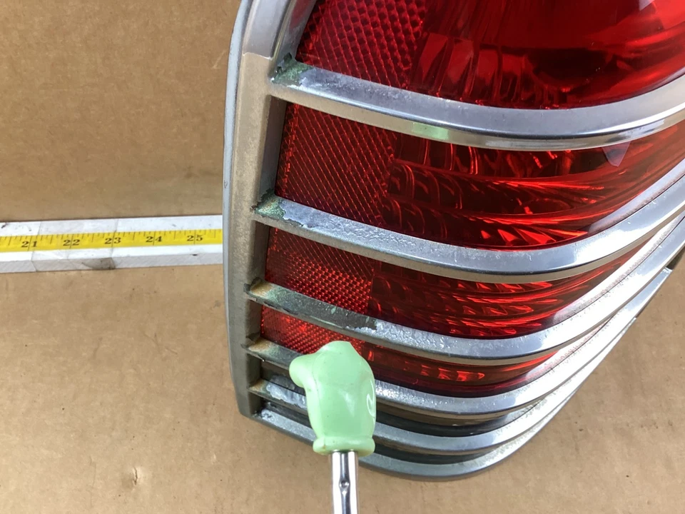 Conjunto de luz trasera derecha del lado del pasajero Mercury Mariner 2005-2007 Foto 4 de 4