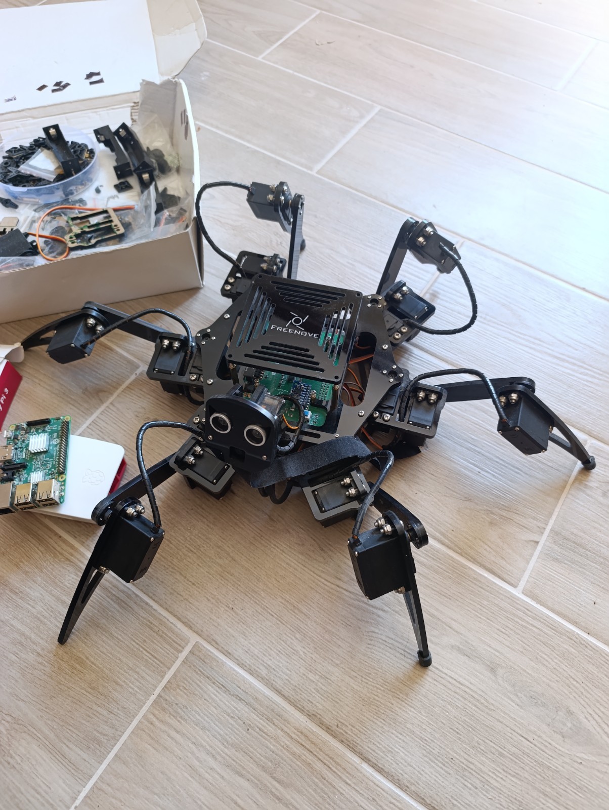 Freenove Big Hexapod Robot Kit per Raspberry Pi – con Raspberry Pi 3