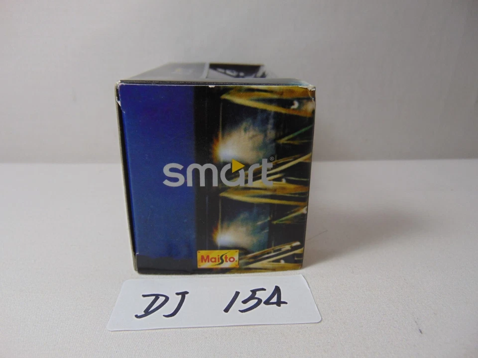 Maisto Smart Car Motorized 1:33 scale die cast model Off White & Gray With Box - Image 4 of 4