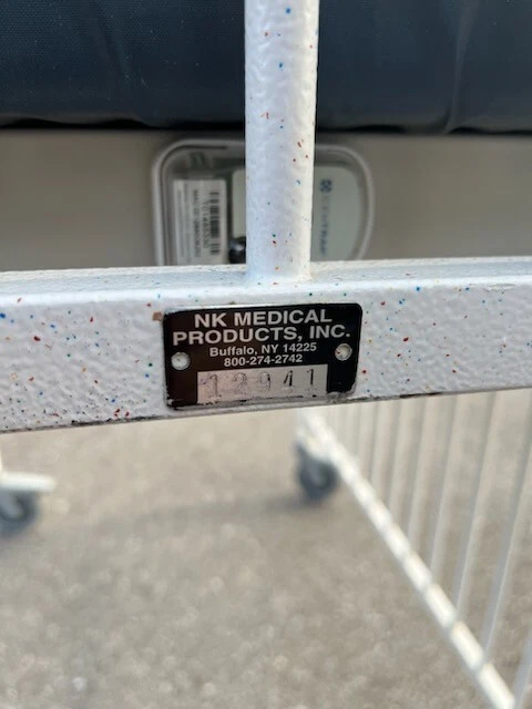 Cuna de hospital pediátrica dura NK ambos lados abierta Foto 2 de 3