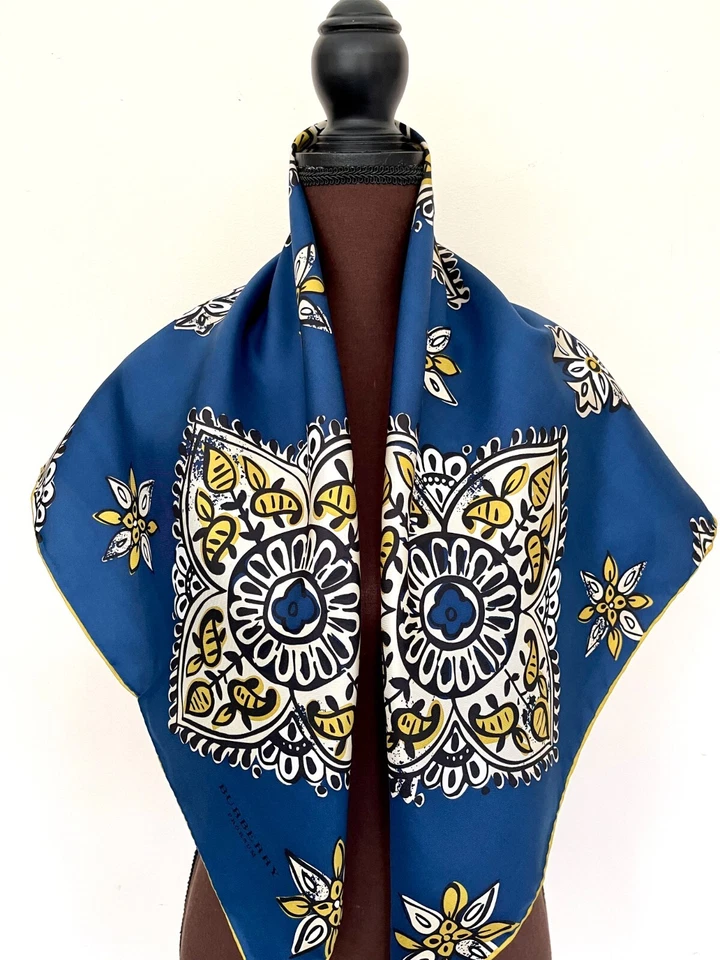Bufanda unisex Burberry envoltura de seda Prorsum floral azul alhambra dorada con flores Foto 4 de 4