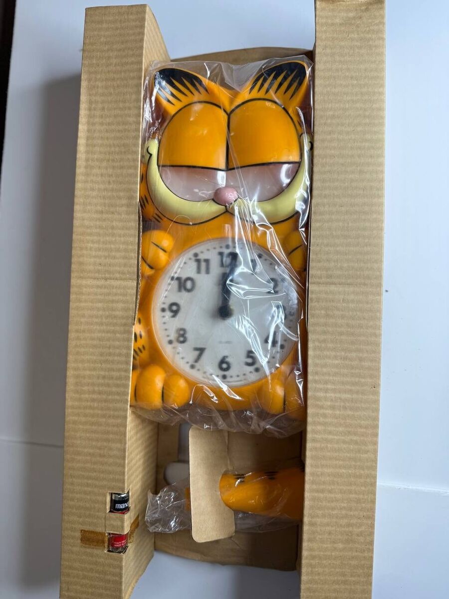 Vintage 1978 Garfield Sunbeam Wall Clock With Pendulum Tail Vintage 1978 Garfield Sunbeam Wall Clock With Pendulum Tail