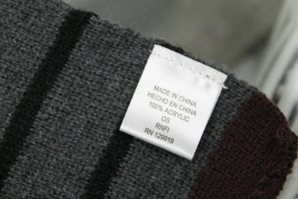 Cachecol masculino Reaction Kenneth Cole logotipo listrado cinza tamanho 64”x10” - Imagem 3 de 4