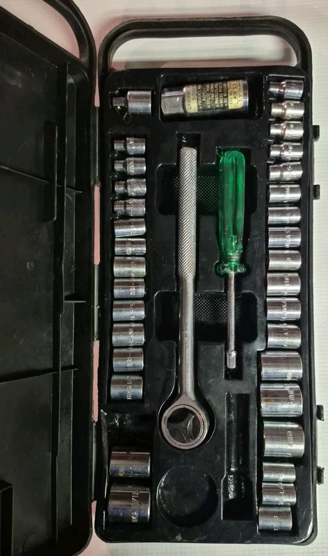 40-Piece Ratchet and Socket Set SAE Metric