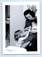 Foto antigua vintage MUJER NIÑA Y NIÑO PEQUEÑO NIÑO EN SALA DE ESTAR FOTOGRAFÍA ENCONTRADA