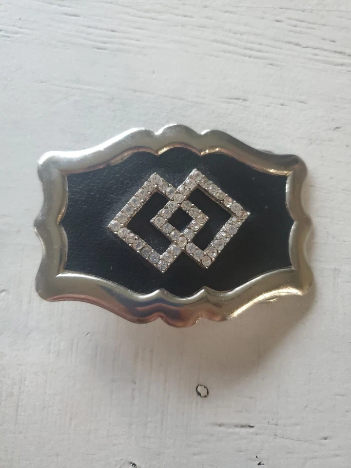 Hebilla de cinturón de diamantes de imitación con diamantes de imitación fondo de cuero negro con marco cromado Foto 4 de 4