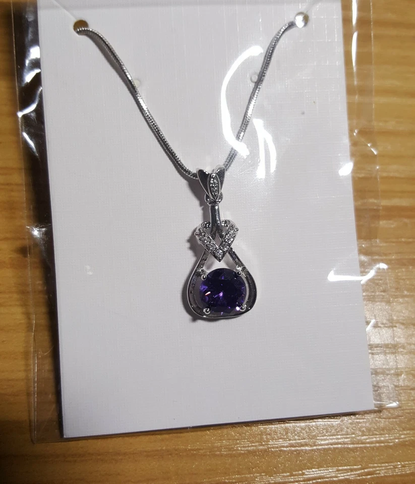 Collar colgante relleno de oro blanco de 18 quilates con piedras preciosas de cristal amatista púrpura brillante Foto 2 de 4