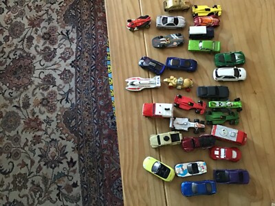 rund 28 Spielzeugautos die meisten sind in einem guten Zustand einige haben ein paar Kratzer 
