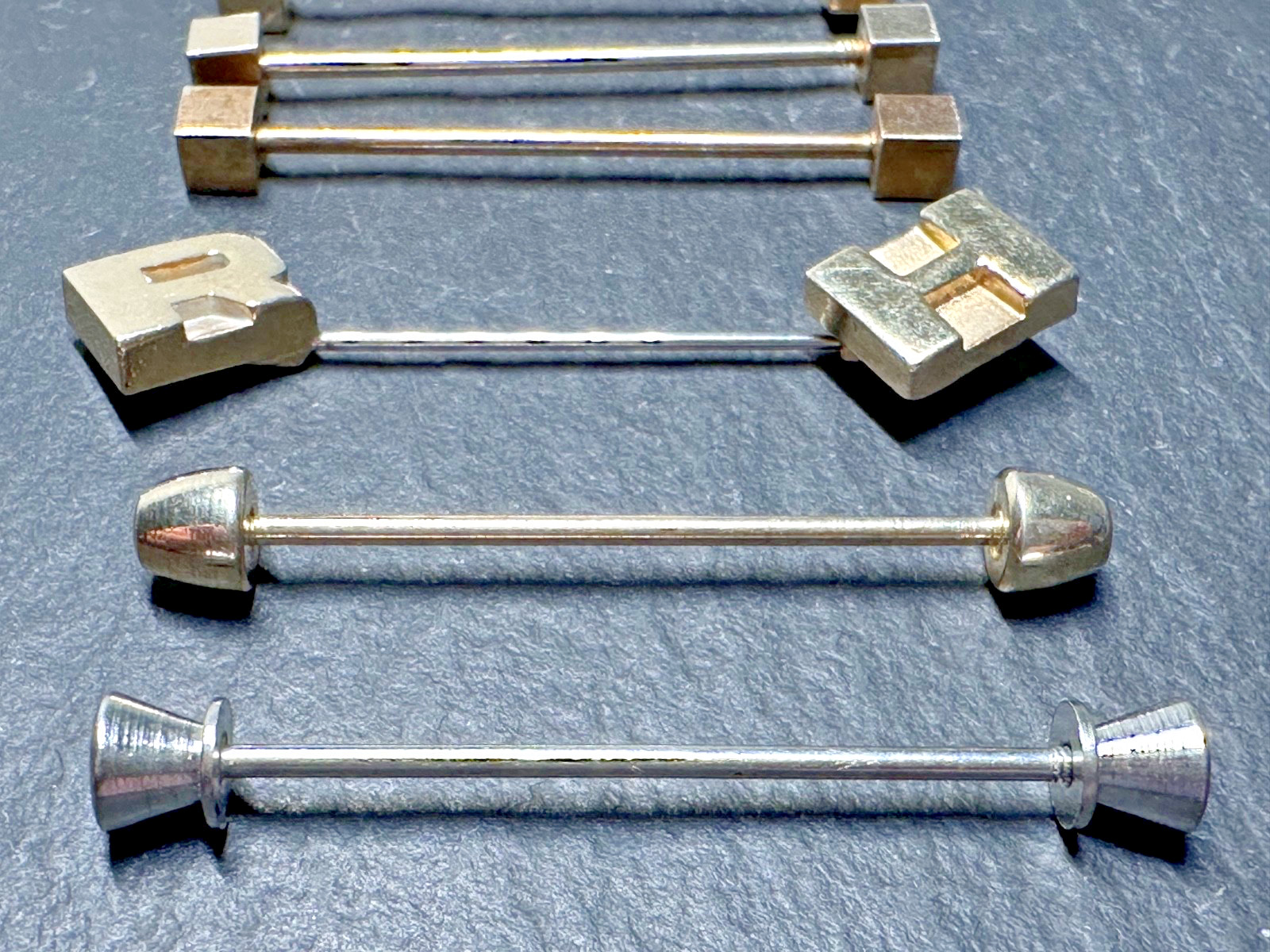 LOT OF 22 VINTAGE COLLAR BARS, GOLD TONE & SILVER TONE H779