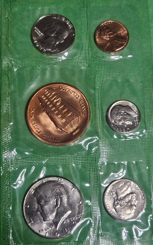 1982 AUTHENTIC US MINT UNCIRCULATED DENVER AND PHILADELPHIA SOUVENIR SETS - Image 4 of 4