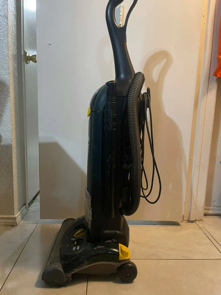 Aspiradora vertical Eureka - Modelo 4870 - ¡Potente succión! ¡Funciona muy bien! Foto 2 de 4