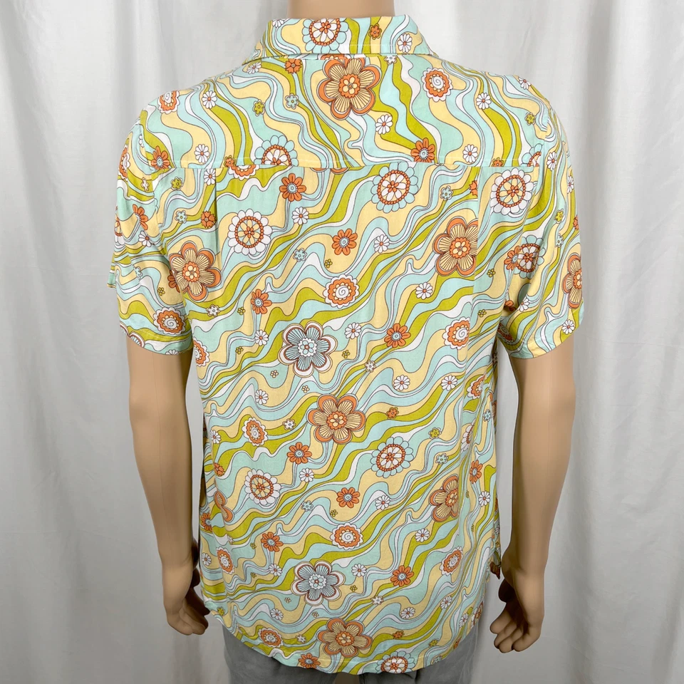 Super Massive Men's Small Green Psychedelic Floral Short Sleeve Button-Up Shirt - Image 4 of 4