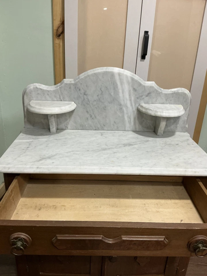 Antiguo soporte de lavado o tocador de nogal tallado con tapa de mármol + respaldo, cajón, gabinete Foto 3 de 4