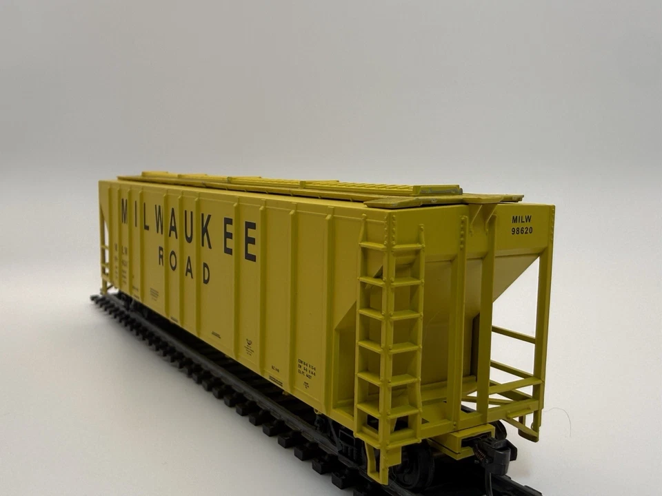 HO Athearn Milwaukee Road 3-Bay Covered Hopper MILW 98620 – Kadee Couplers - Image 4 of 4