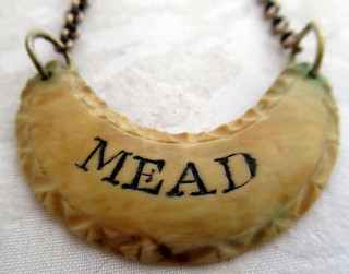 18th.CENTURY HORN BOTTLE LABEL MEAD soft metal chain