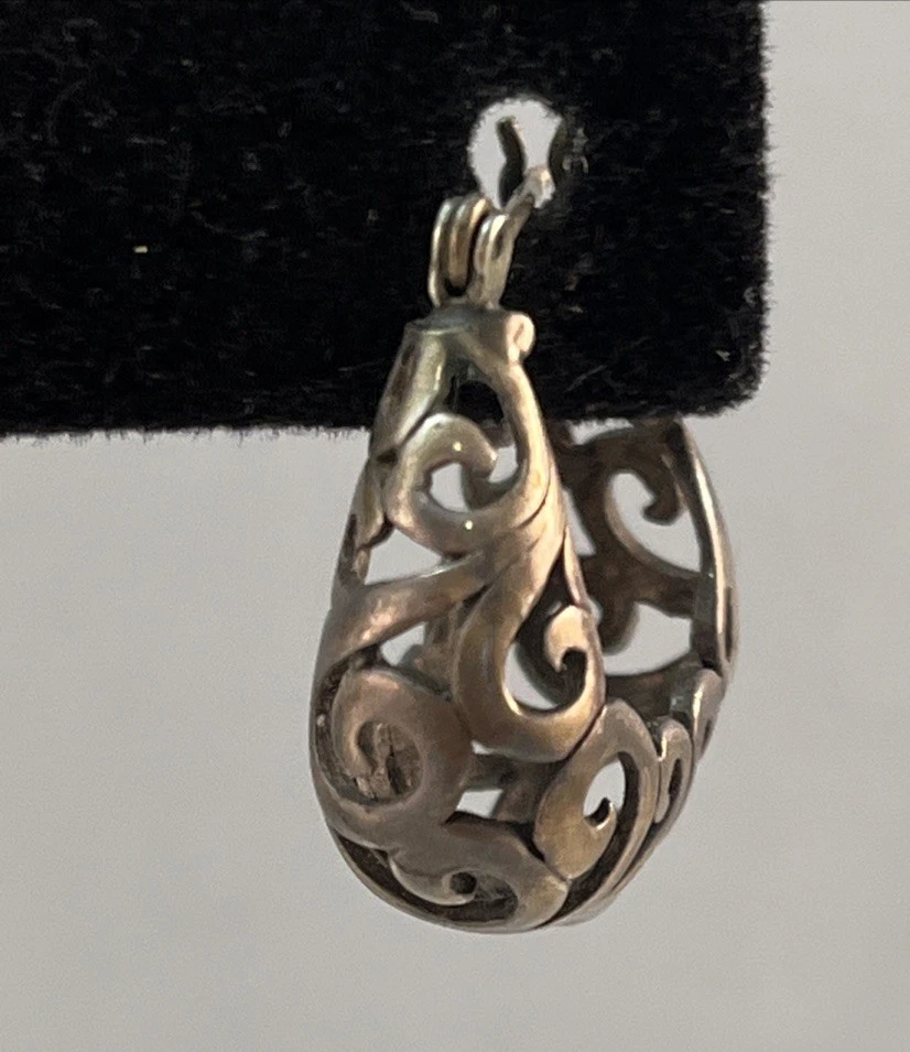 Pendientes de aro JEZ de plata de ley 925 con pergamino abierto de 3/4" Jezlaine Foto 3 de 4