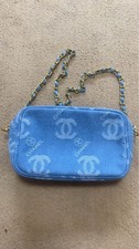 Borsa trucco a tracolla Chanel in denim con accenti dorati articolo novità es...