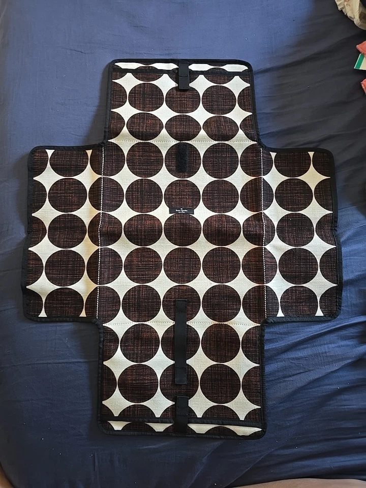 Almohadilla cambiadora de pañales Kate Spade marrón/negro lunares con 2 bolsillos Foto 3 de 4