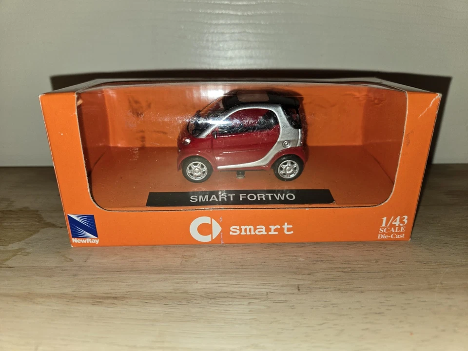 2011 NEW-RAY SMART FROTWO 1:43 SCALE RED & SILVER DIE CAST SMART CAR NEW IN BOX - Image 3 of 4