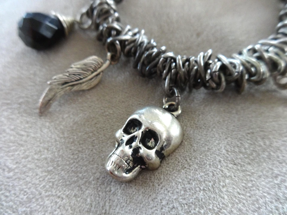BRAZALETE ELÁSTICO TONO PLATA CALAVERAS NEGRO/CLARO ESTRÁS GÓTICO HALLOWEEN Foto 3 de 4