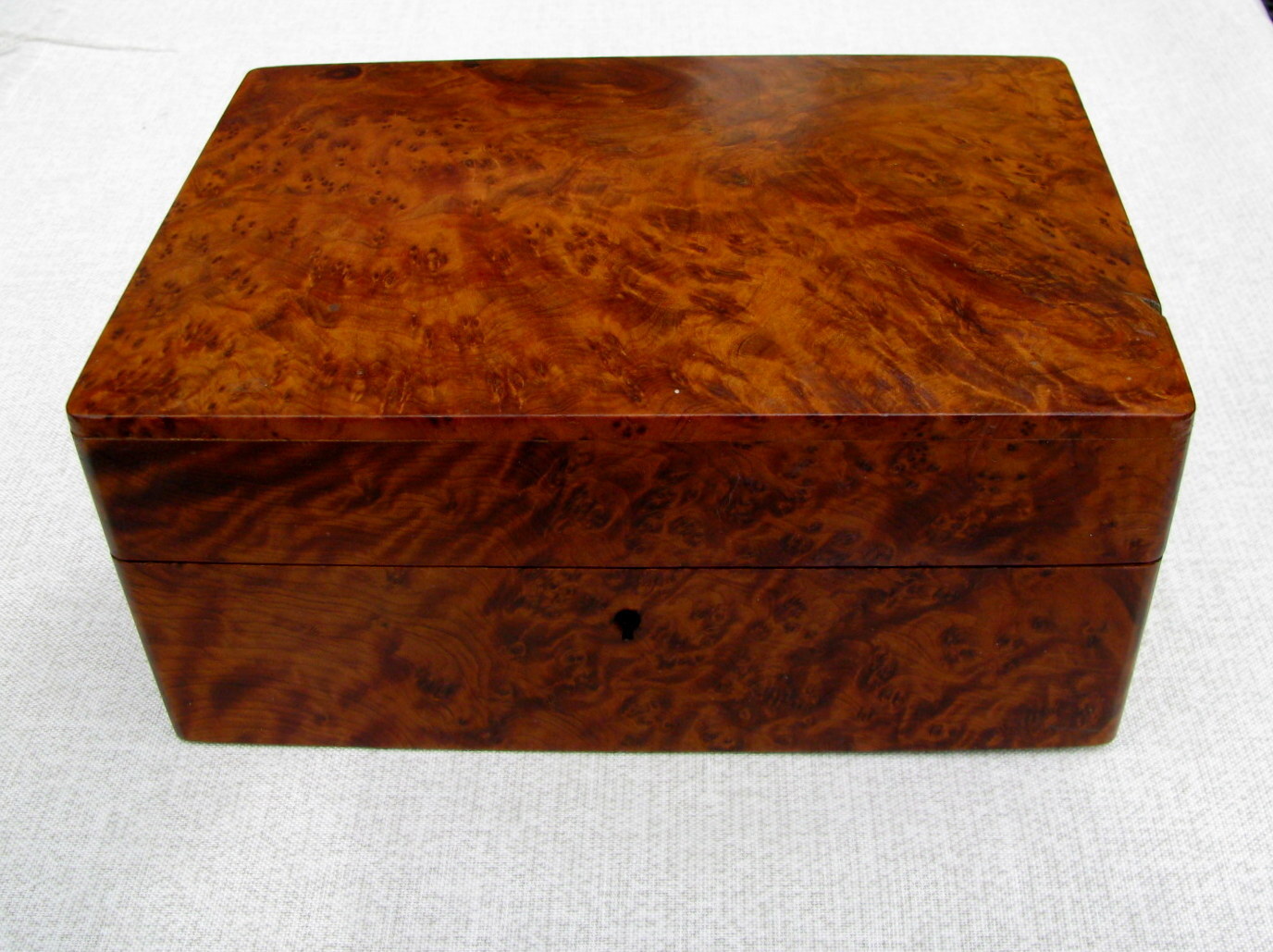 FINE VINTAGE SELECT BURL TWO LAYER JEWELRY/KEEPSAKE BOX DECORATIVE OBJECT D’ ART