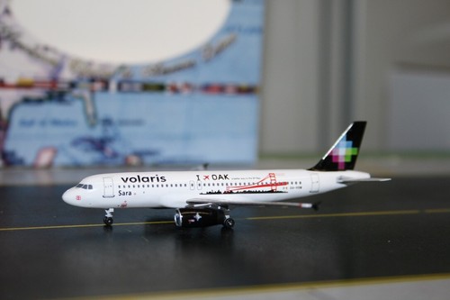 Aeroclassics 1:400 Volaris Airbus A320-200 XA-VOM (AC411252) 'Oakland Airport' - Picture 6 of 7