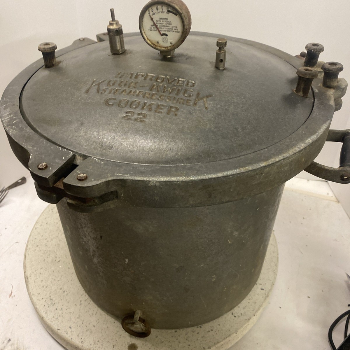 アンティーク　クイッククッカー　QUICK-COOKER Vintage Kook-Kwick 22 Steam Pressure Cooker w/ Gauge – Aluminum