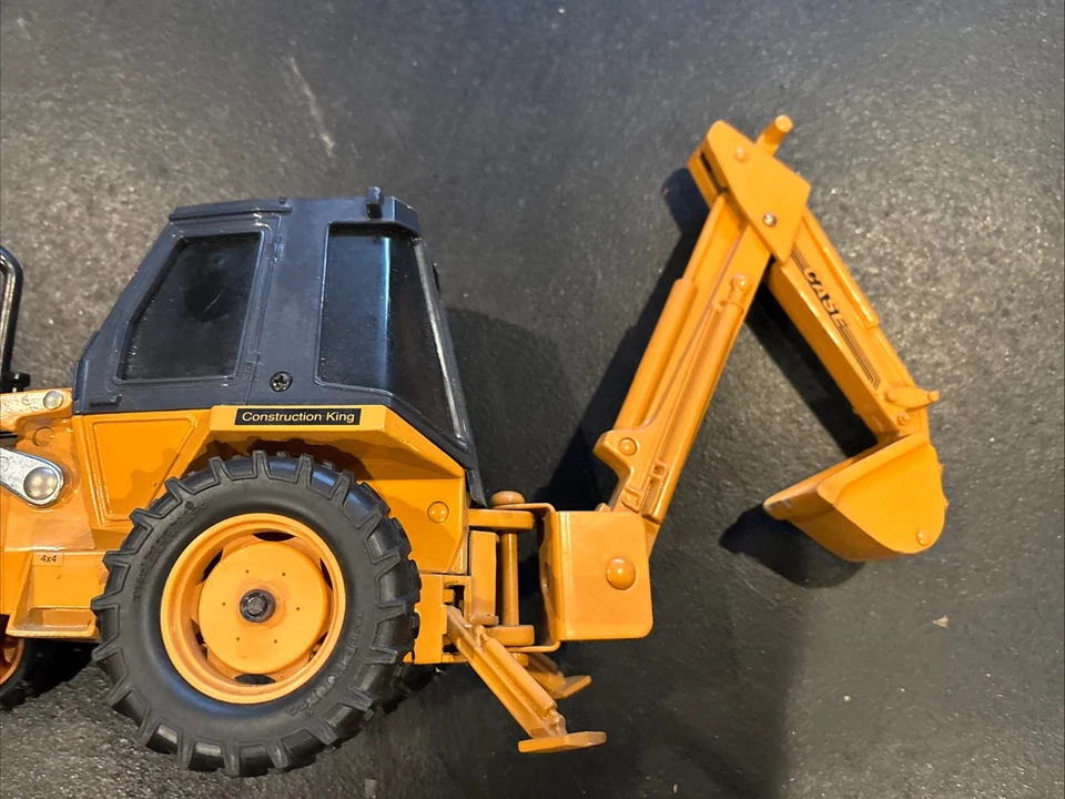 Vintage ERTL 1986 Case Construction King Loader Backhoe 1:16 Scale Diecast - Image 4 of 4