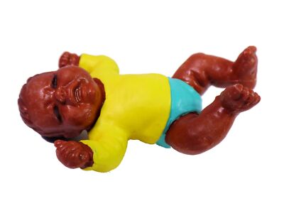 Bullyland  Microfigur Baby Junge dunkel liegend 5,5 cm Geburt Glücksbringer