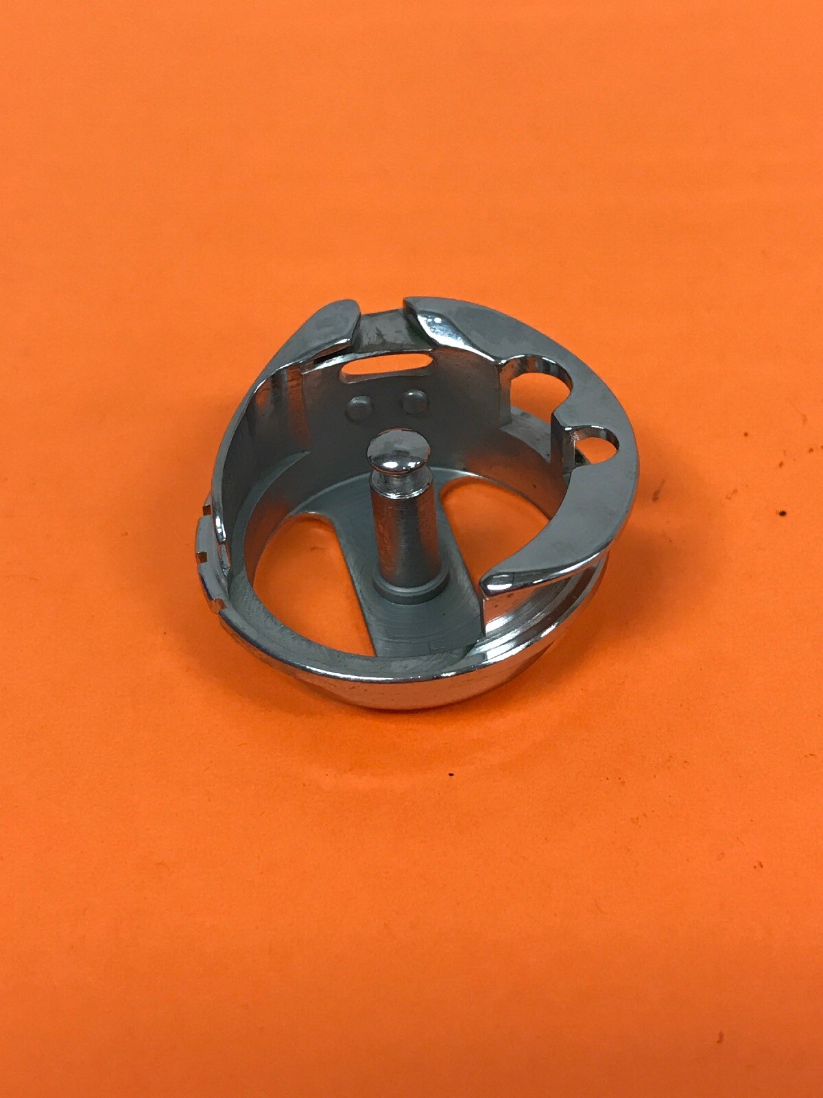 *NEW* 544785-SINGER-BOBBIN CASE HOLDER-FOR SEWING MACHINE *FREE