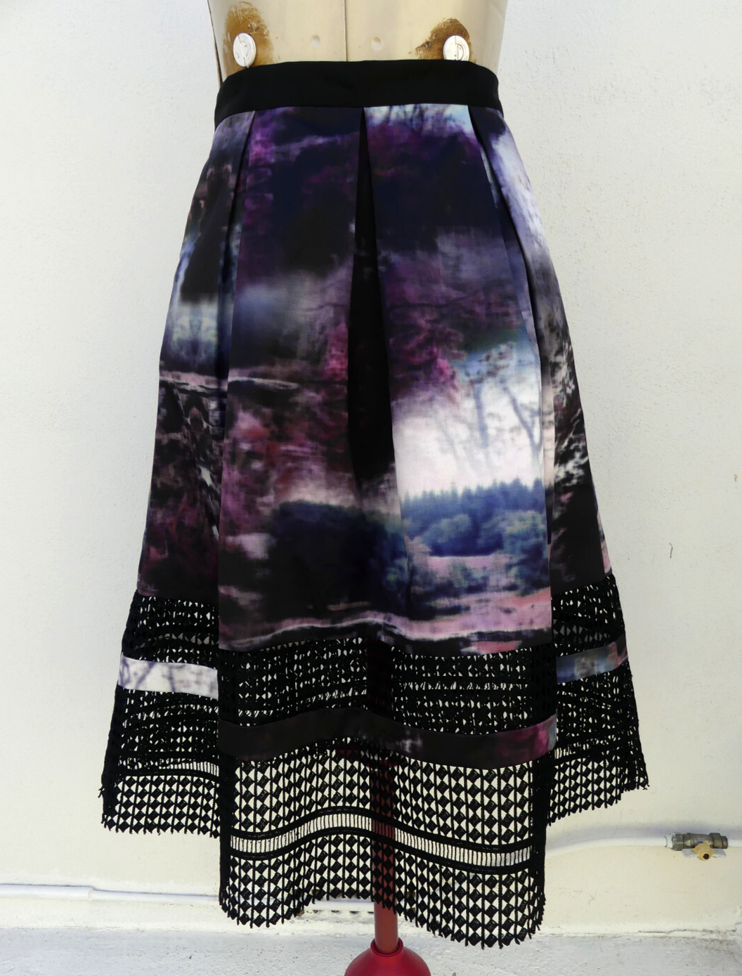 PORTMANS Black Landscape Print SKIRT Size Aus 8 NWT Pleated Lace White Blue