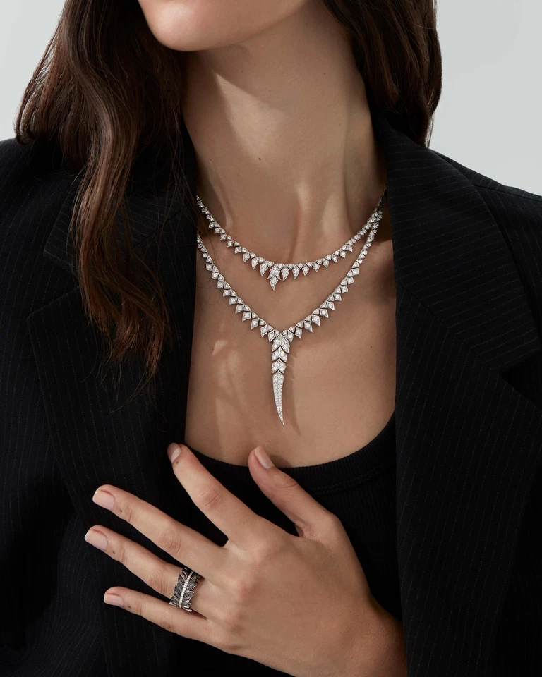 Collar gota cola pluma oro blanco de 18 k diamantes cultivados en laboratorio corte redondo de 3,40 quilates Foto 3 de 4