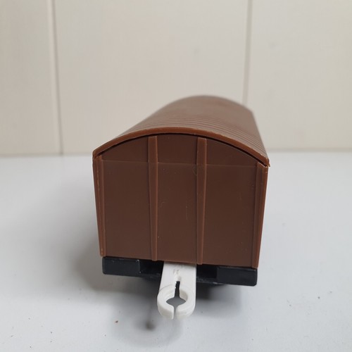 2002 BROWN LIVESTOCK CATTLE CARGO CAR- Thomas & Friends Trackmaster Train - Tomy - Picture 2 of 8