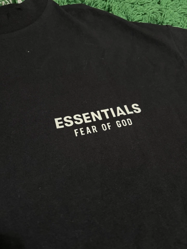 Camiseta Fear Of God Essentials SS24 Preta Branca - 100% AUTÊNTICA - Imagem 3 de 4