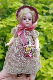 5 1/2" ( 14cm) Beautiful Antique Miniature Mignonette S & H Kämmer & Rein. Doll