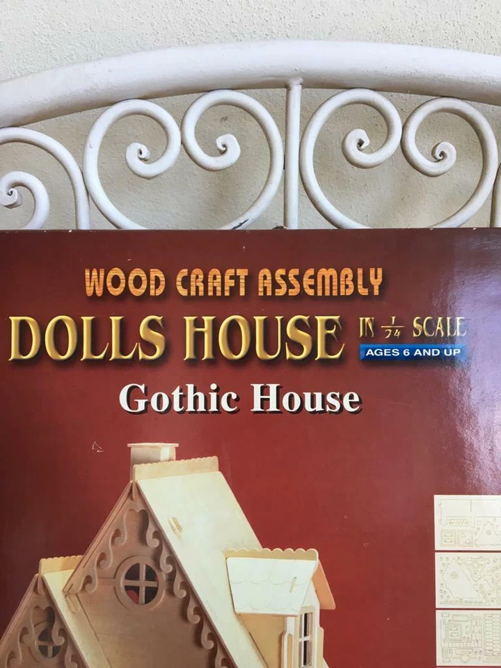 Casa delle bambole di legno da costruire, stile gotico, scala 1/24 - Immagine 2 di 4