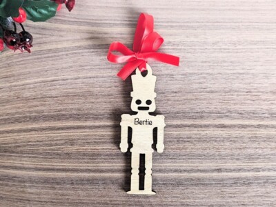 Personalisierter Nussknacker Ornament, Christbaumschmuck, Weihnachten Holzkugel