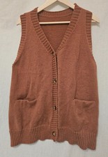V-neck knitted vest with buttons reddish-brown two front pockets