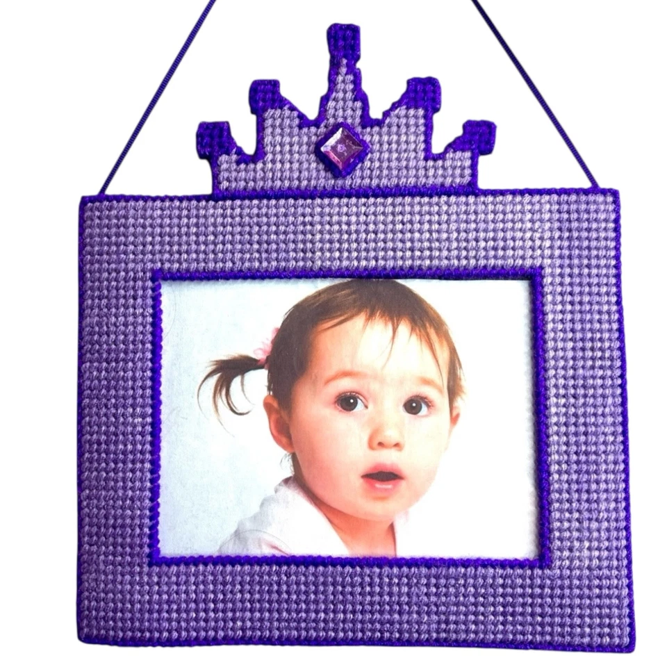 Marco de fotos de lona de plástico a punta de aguja hecho a mano corona de princesa púrpura guardería Foto 3 de 4